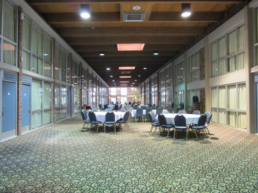 Atrium Hotel & Conference Center Hutchinson Bagian luar foto